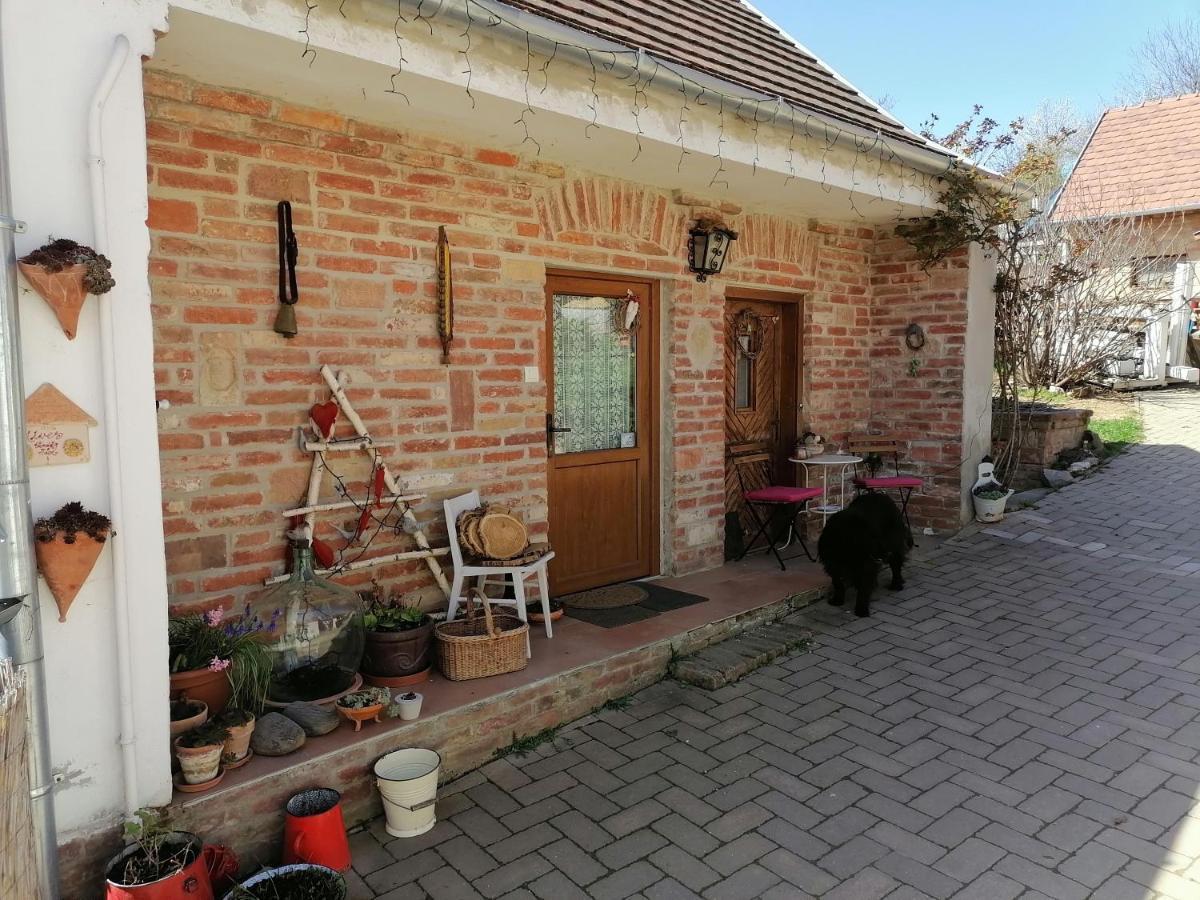 Готель Mives Vendeghaz Pogany Екстер'єр фото